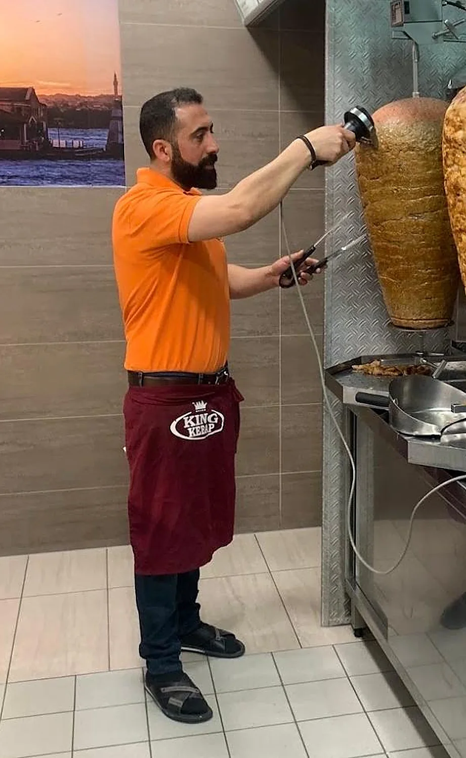 Inhaber Sahin bei der Arbeit direkt am Dönerspieß im King Kebap Lünen