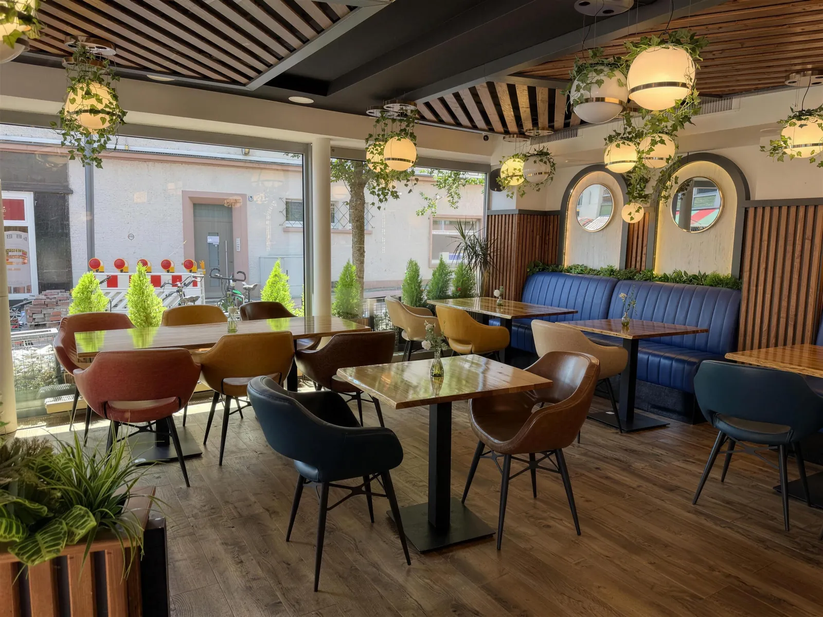 Helles Restaurant-Ambiente mit bunten Design-Stühlen und warmem Licht im King Kebap Lünen