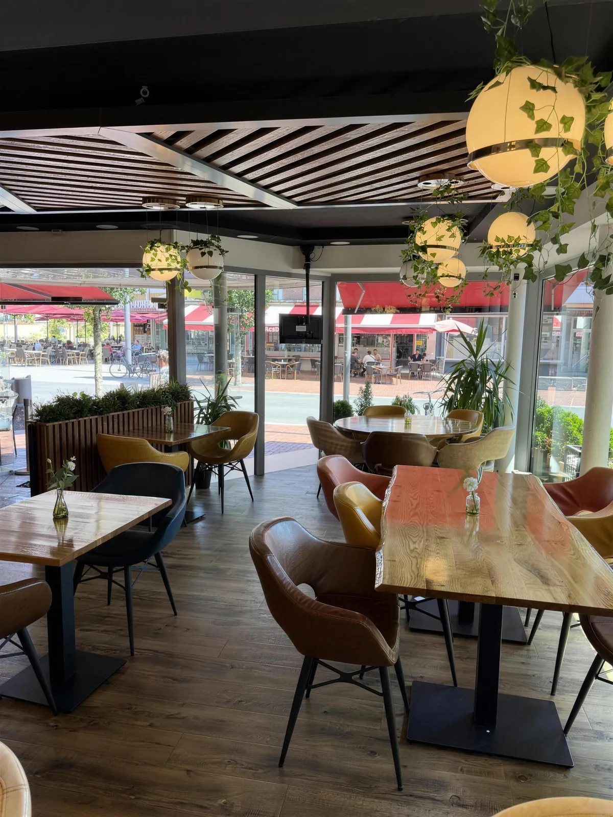 Helle Holztische am Panoramafenster mit Blick auf die Münsterstraße in Lünen