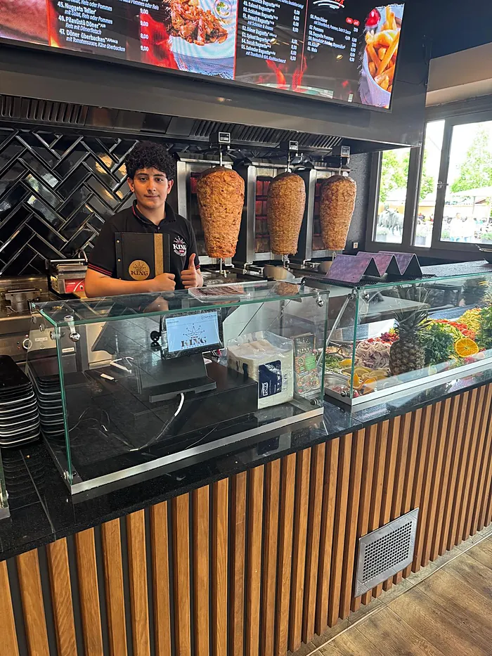 Mitarbeiter an der Theke im King Kebap Lünen, im Hintergrund die Dönerspieße